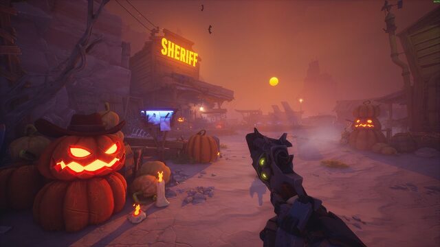 Leuchtende Halloween-Kürbisse und Kerzen vor dem Sheriff-Gebäude in Far Far West