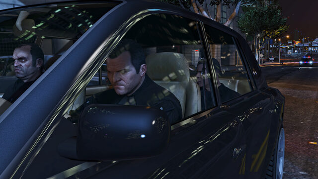 GTA V – mehrere Figuren sitzen gemeinsam in einem Fahrzeug